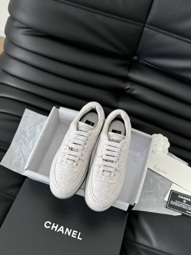 新版面 Chanel 24B新款运动休闲鞋 白色网球sneakers穿搭最近话题热度有点高 这双也来的刚刚好！ 鞋面羊毛与混合纤维 原版双色phylon底 Si